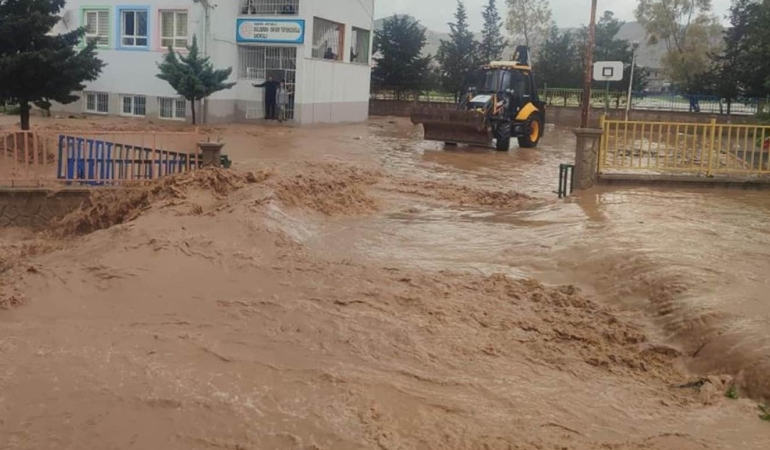 Mardin’de Sağanak Hayatı Felç Etti