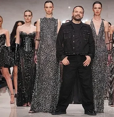 murat-acar-defilesinde-mermer-podyumda-moda-resitali.jpg