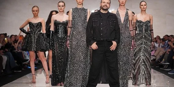 murat-acar-defilesinde-mermer-podyumda-moda-resitali.jpg