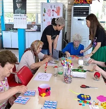 alzheimer-hastalari-mavi-evde-bulusuyor.jpg