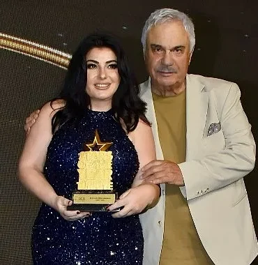 ebru-toruna-odulunu-halil-ergun-verdi.jpg