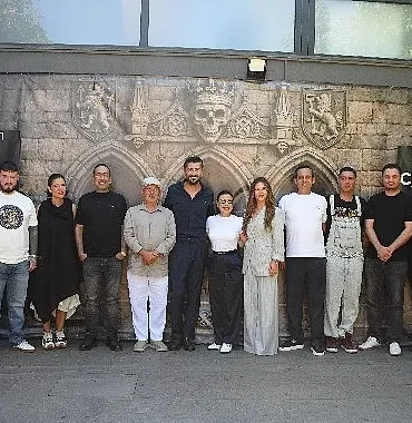 kiyma-hain-eser-kendi-duser-ekibi-mangal-partisinde-basinla-bulustu.jpg