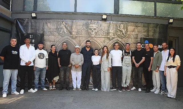 kiyma-hain-eser-kendi-duser-ekibi-mangal-partisinde-basinla-bulustu.jpg
