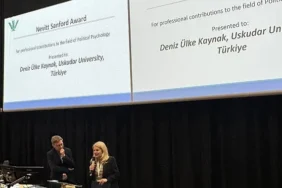 politik-psikolojinin-en-saygin-odulu-prof-dr-deniz-ulke-kaynaka-takdim-edildi.jpg