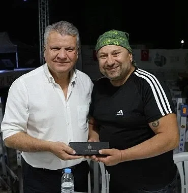 8-edremit-kitap-fuari-7-gunluk-kultur-ve-sanat-yolculugunun-ardindan-sona-erdi.jpg