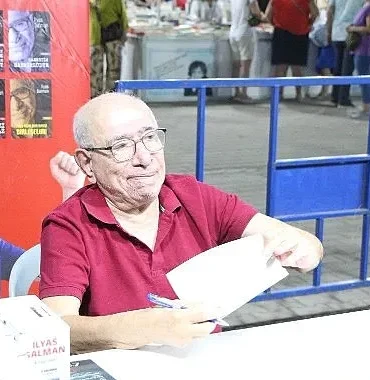 edremit-kitap-fuarinda-besinci-gun-demokrasi-tarih-edebiyat-ve-tiyatro-ayni-sahneye-tasindi.jpg