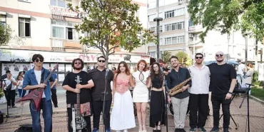 kadikoyun-sokaklari-genclerin-muzigiyle-senleniyor.jpg