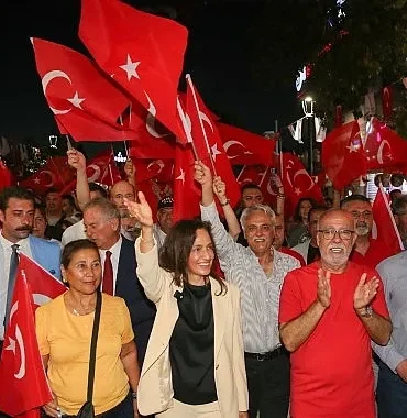 karsiyaka-carsisi-30-agustosta-gelincik-tarlasina-donustu.jpg