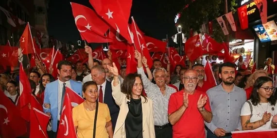 karsiyaka-carsisi-30-agustosta-gelincik-tarlasina-donustu.jpg