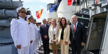 karsiyaka-gemisinde-zafer-bayrami-coskusu.jpg