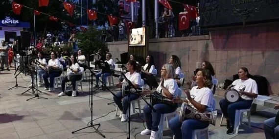 malkarada-30-agustos-zafer-bayrami-fener-alayi-coskuyla-gerceklestirildi.jpg