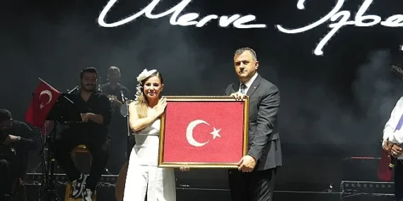 merve-ozbey-sarayi-salladi.jpg