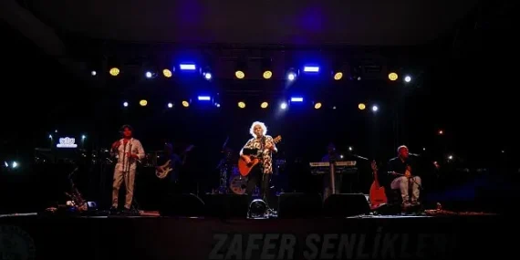 orende-yeni-turku-ile-nostalji-ruzgarlari-esti.jpg
