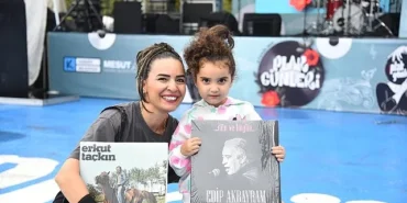 10-kadikoy-plak-gunleri-esin-afsar-anisina-duzenleniyor.jpg