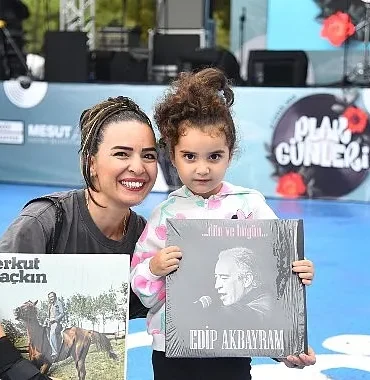 10-kadikoy-plak-gunleri-esin-afsar-anisina-duzenleniyor.jpg
