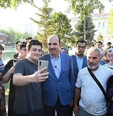baskan-altay-4-gastrofeste-katilan-ziyaretcilere-seflere-ve-esnafa-tesekkur-etti.jpg