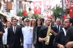 cesme-kurtulusunun-104-yilini-gururla-kutladi.jpg