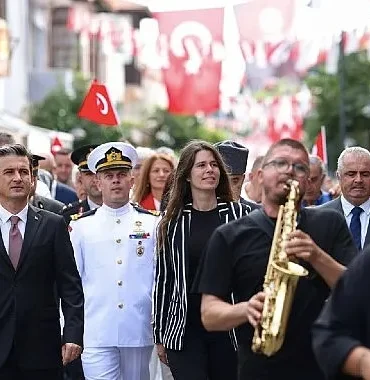cesme-kurtulusunun-104-yilini-gururla-kutladi.jpg
