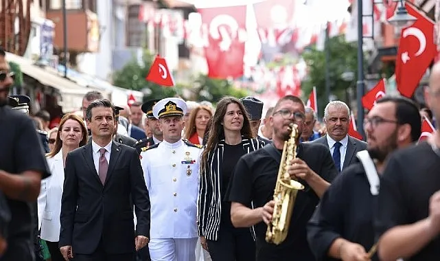 cesme-kurtulusunun-104-yilini-gururla-kutladi.jpg