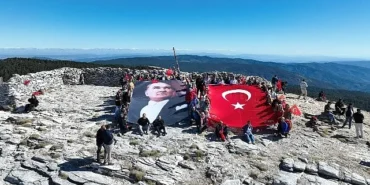 edremitin-kurtulusunun-104-yilinda-sarikiz-zirvesinde-bayrak-yuruyusu.jpg