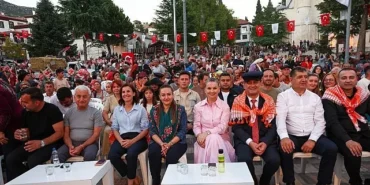 elmalida-12-temsili-yoruk-gocu-gerceklestirildi.jpg