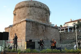 hidirlik-kulesinde-akdeniz-manzarasina-muzik-eslik-etti.jpg