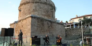 hidirlik-kulesinde-akdeniz-manzarasina-muzik-eslik-etti.jpg