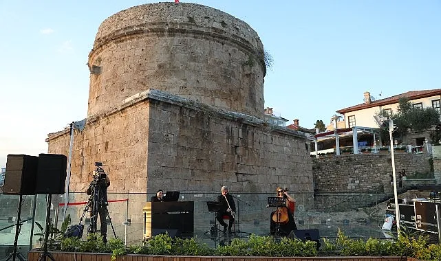 hidirlik-kulesinde-akdeniz-manzarasina-muzik-eslik-etti.jpg