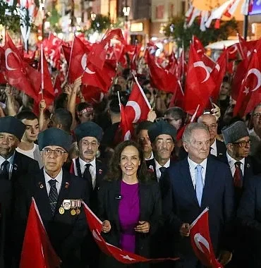 karsiyakada-9-eylul-coskusu-sokaklari-kirmizi-beyaza-burudu.jpg