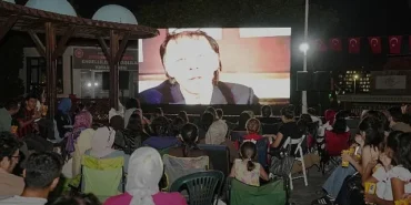 kecioreliler-hababam-sinifi-tatilde-filmi-ile-acik-havada-nostalji-yasadi.jpg