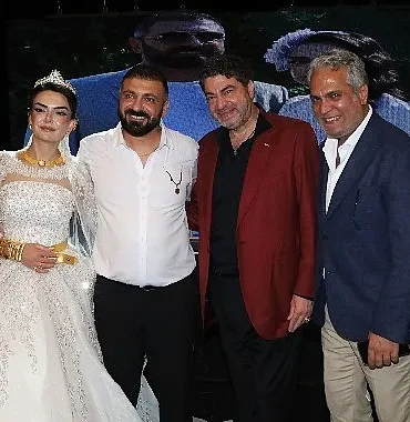yillardir-ortalarda-yoktular-popstar-selcuk-ve-hakan-tasiyan-yillar-sonra-ayni-dugunde-ortaya-cikti.jpg
