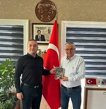 balica-yeni-kitabini-baskan-topalogluna-takdim-etti.jpg