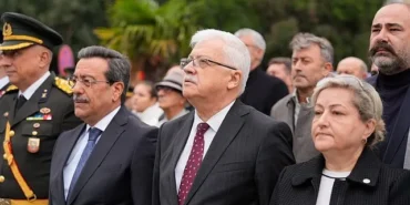 burhaniyede-29-ekim-cumhuriyet-bayrami-celenk-toreni-yapildi.jpg