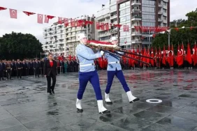 cumhuriyet-bayrami-kutlamalari-celenk-sunma-toreniyle-basladi.jpg
