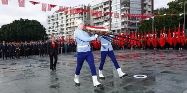 cumhuriyet-bayrami-kutlamalari-celenk-sunma-toreniyle-basladi.jpg