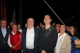 edremitte-cumhuriyet-bayrami-coskusu-yagmura-ragmen-dinmedi.jpg