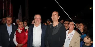 edremitte-cumhuriyet-bayrami-coskusu-yagmura-ragmen-dinmedi.jpg