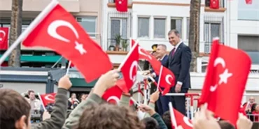 izmirde-cumhuriyet-coskusu-meydanlara-sigmadi.jpg