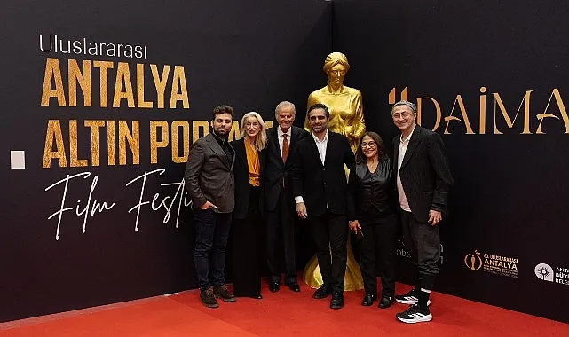 turk-sinemasinin-cinari-altin-portakal-sahnesinde.jpg