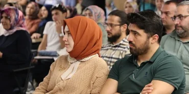 yenisehirlioglu-kocaeli-kitap-fuarinda-konustu-insan-ozunden-uzaklastiginda-kaybolur.jpg